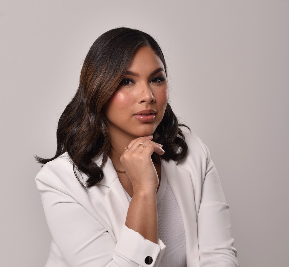 Veruska Villamizar sentada, con traje blanco